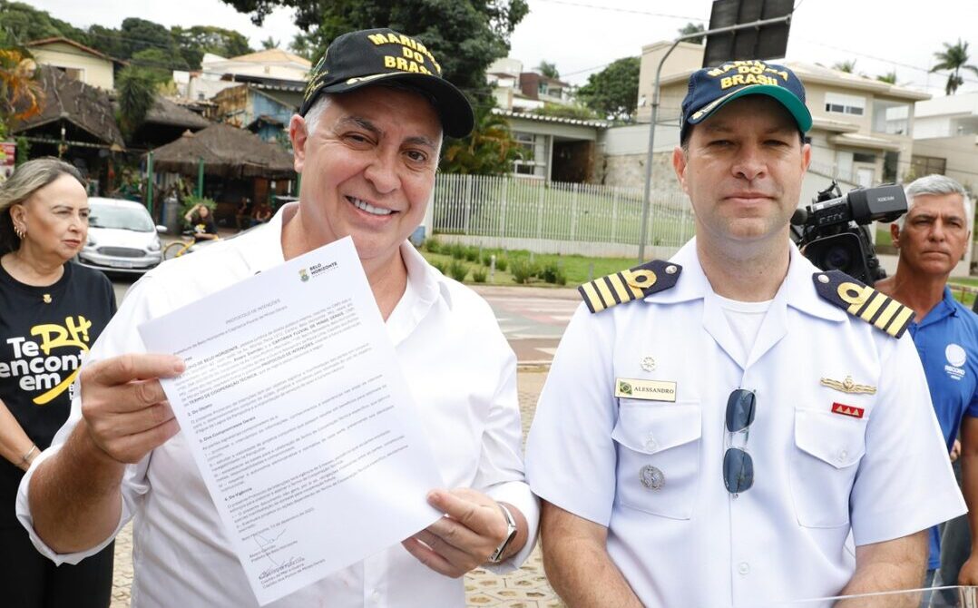 DESTAQUE Álvaro Damião e capitão Alessandro de Paula Lima Prefeito de BH Álvaro Damião e o capitão da marinha Alessandro de Paula Lima na retomada da navegação turística na Lagoa da Pampulha em Beagá