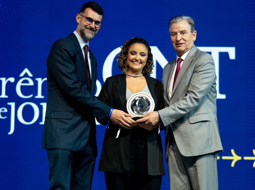 Representantes da Fetram recebem reconhecimento em evento nacional da CNT pelo avanço do transporte público e da mobilidade sustentável em Minas Gerais