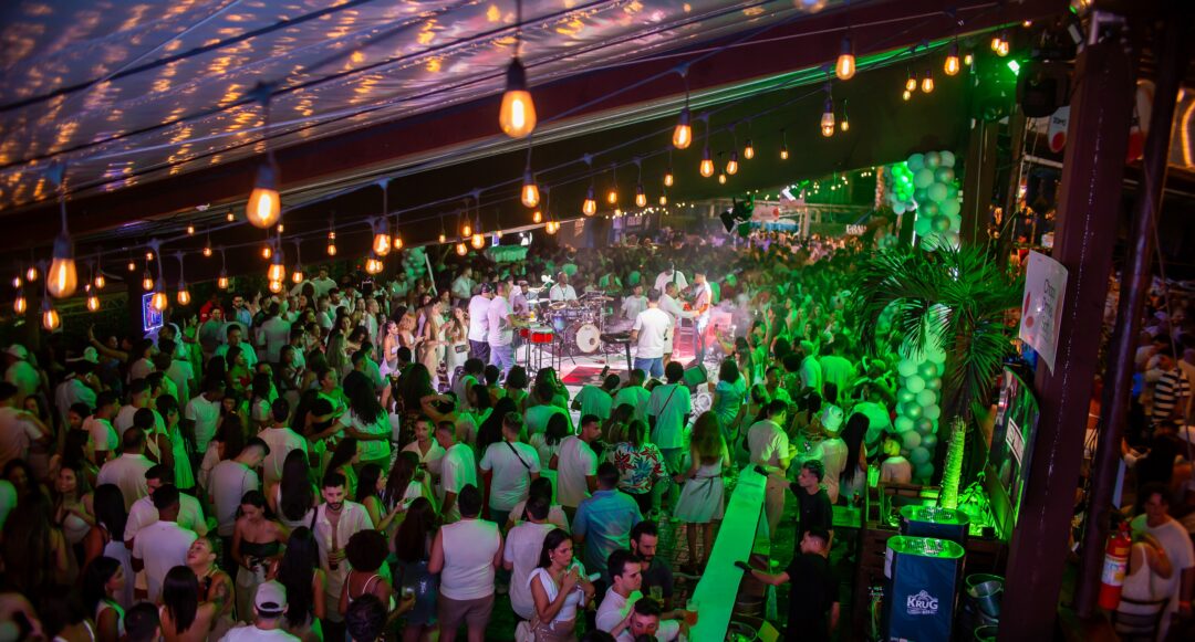 Réveillon da Praia Buritis reúne público em festa animada em Belo Horizonte Público lota a Praia Buritis durante festa de Réveillon com música ao vivo, estrutura coberta e vista panorâmica de Belo Horizonte