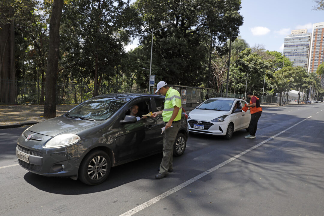 Agentes de trânsito da Prefeitura de Belo Horizonte orientam motoristas durante operação de fim de ano na região central