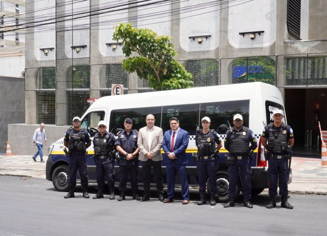 Representantes da CDL/BH e da Guarda Municipal de Belo Horizonte apresentam a base móvel do projeto SIAC para reforço da segurança em áreas comerciais
