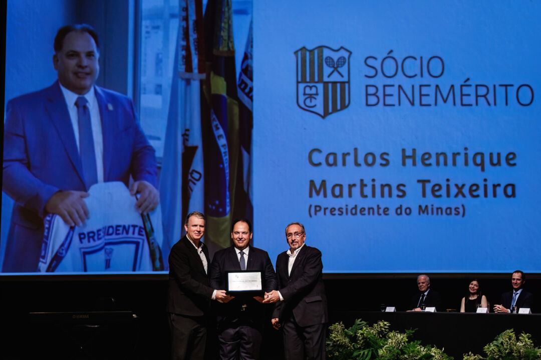 Presidente do Minas, Carlos Henrique Martins Teixeira, recebendo o título de Sócio Benemérito