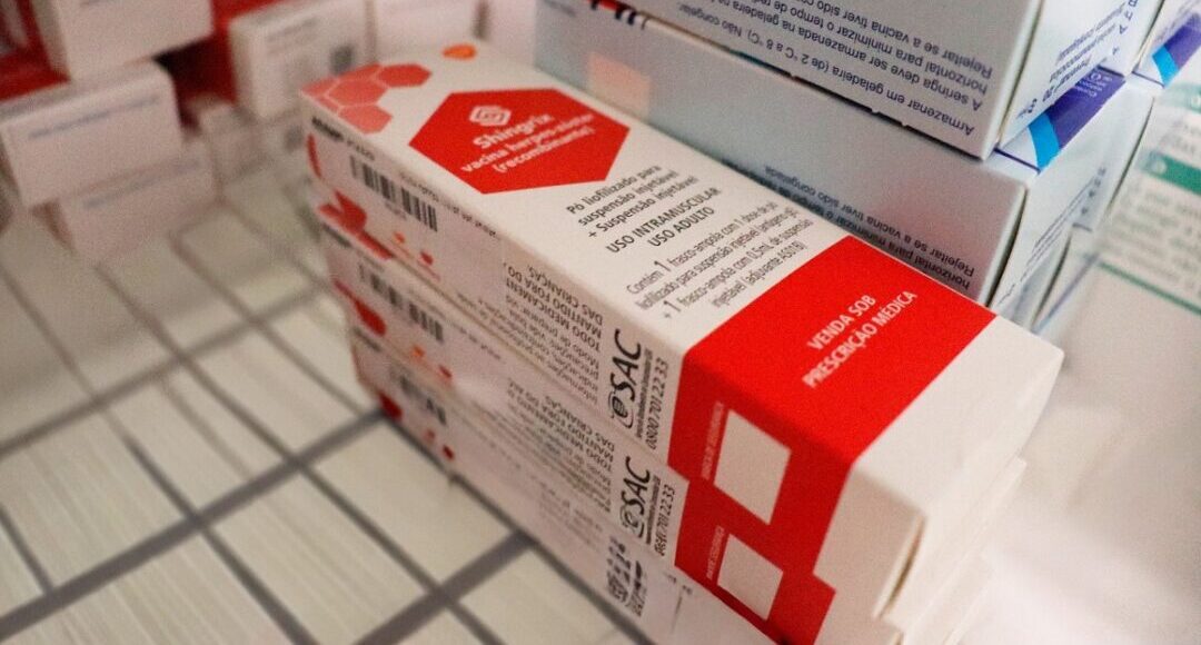 Herpes Zóster Herpes Zóster: farmacêutica Rayanne de Souza, da Drogaria Araujo, atende cliente