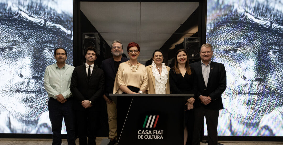 Hertz Humberto Alves, o curador Luca Baroni, Álvaro Moura, Ana Vilela, Maristela Rangel, Eliane Parreiras e Cônsul da Holanda em Belo Horizonte, Wilfred Bruijn, em frente ao púlpito da Casa Fiat de Cultura durante evento de abertura da exposição de Rembrandt