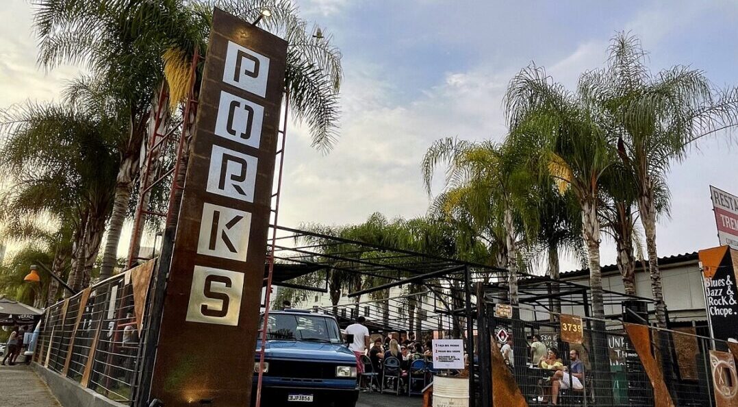 IMG 3629 Entrada do Porks Castelo em Belo Horizonte com público reunido na área externa do bar durante evento com automóveis clássicos
