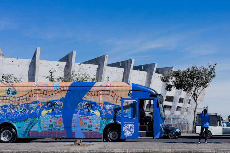 ônibus metropolitano arte pela via