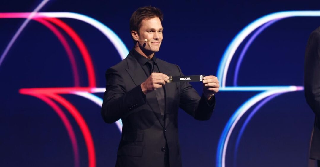 Lenda do futebol americano Tom Brady sorteou o Brasil para o Grupo C no sorteio da Copa do Mundo de 2026
