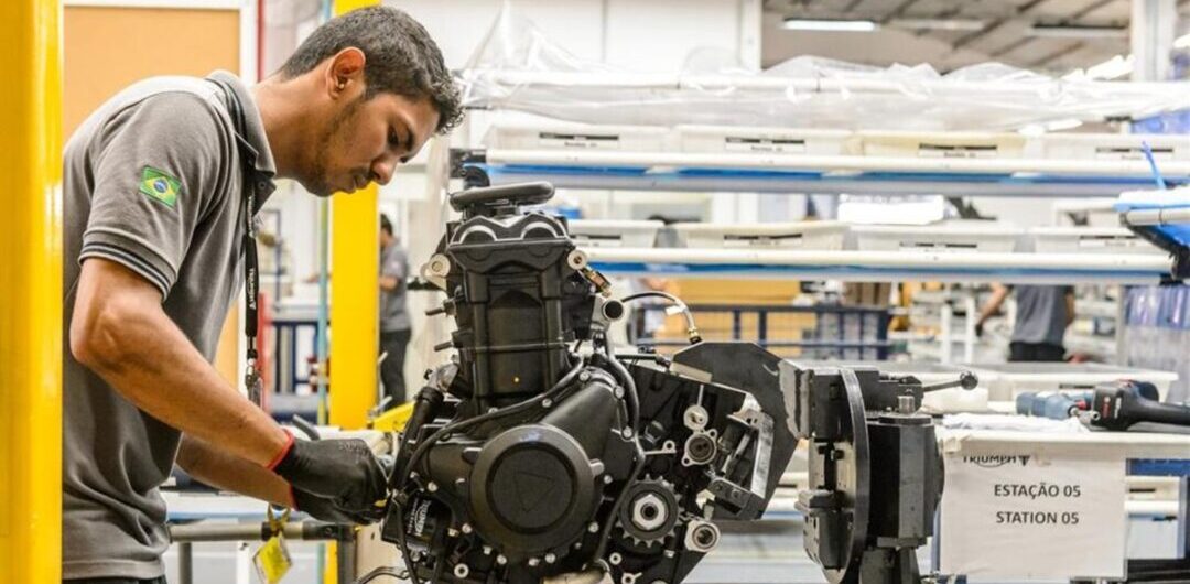 Linha de produção da fábrica Triumph Motorcycles Brasil em Manaus