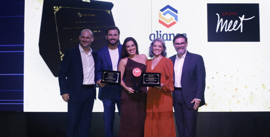 Grupo de participantes no palco durante a premiação do evento do Clube de Permuta no Clube Chalezinho