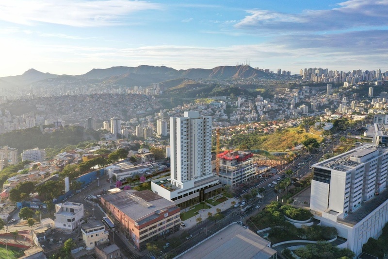 Foto aérea do Sun Raja Residence na Avenida Raja Gabaglia, em Belo Horizonte, mostrando a torre única do empreendimento e a vista panorâmica da cidade