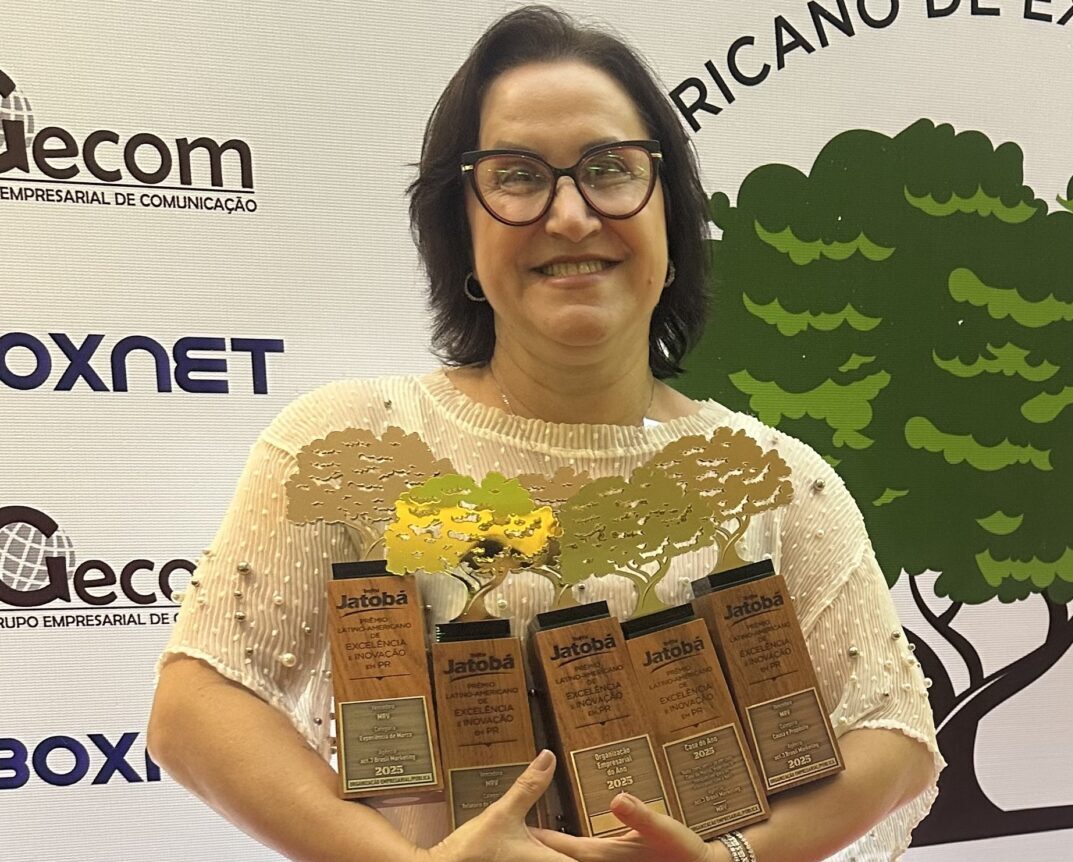 Simone Maia Simone Maia segura cinco troféus do Prêmio Jatobá 2025 durante cerimônia de premiação