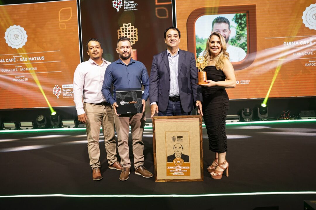 Os vencedores Vitor Nogueira, Vinícius Nogueira, Bruno Sampaio, Maria Célia de Moura, da Guima Café no prêmio na categoria Doce Cerrado Mineiro no 13º Prêmio Região do Cerrado Mineiro