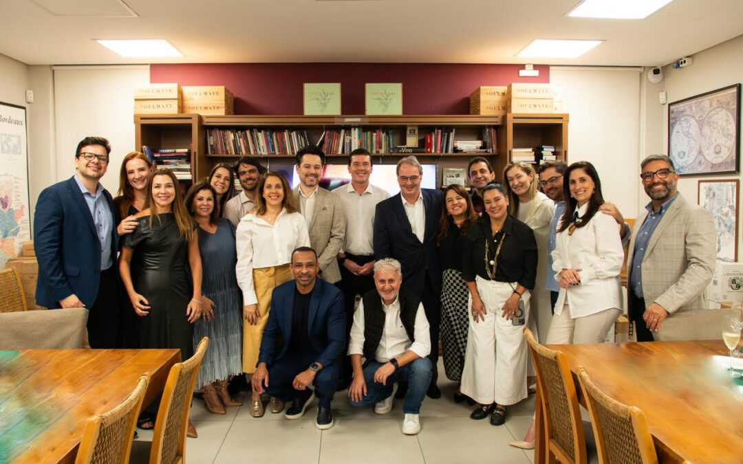 Grupo de profissionais reunidos em uma confraternização da ABRH-MG, posando para foto em ambiente interno