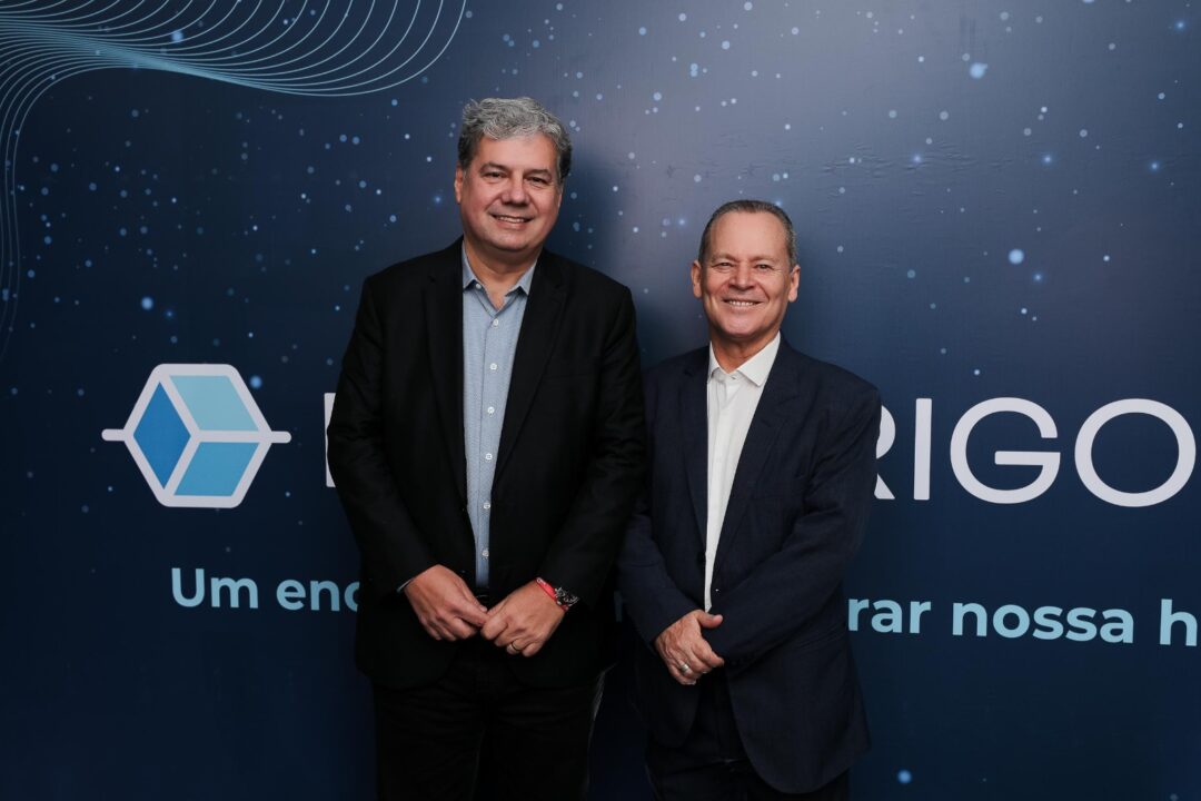 Eduardo Dominicale e José Humberto Cortês posam diante de painel comemorativo durante evento pelos 50 anos da Brasfrigo