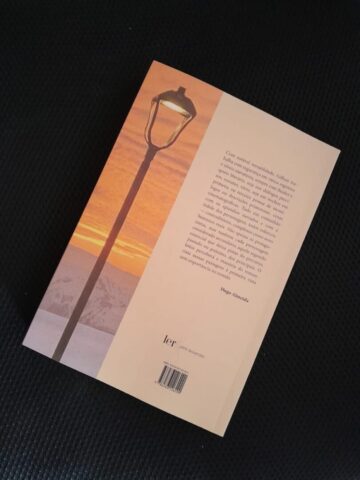 Contra capa do Livro "Linha de Neve" , do autor Luís Giffoni, durante a série de autógrafos na Academia Mineira de Letras, em Belo Horizonte