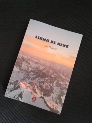 Capa do Livro "Linha de Neve" , do autor Luís Giffoni, durante a série de autógrafos na Academia Mineira de Letras, em Belo Horizonte