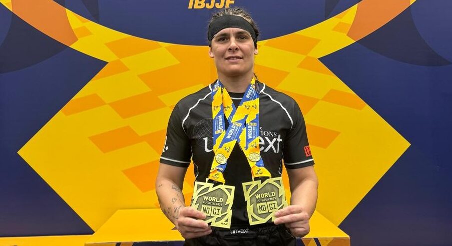 Atleta mineira Jessika Bartoli Almeida exibe medalhas no Campeonato Mundial No-Gi da IBJJF, em Las Vegas