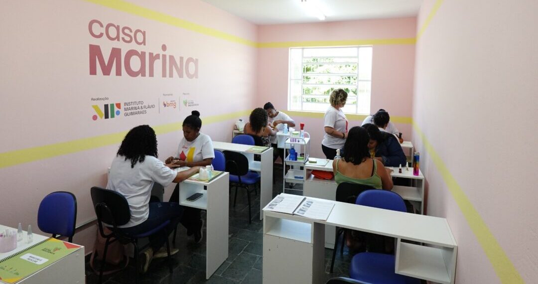 Mulheres participam de curso gratuito na Casa Marina, iniciativa do Instituto Marina e Flávio Guimarães voltada à capacitação e inclusão social