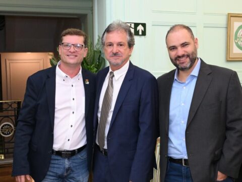 Grupo de jornalistas mineiros e diretores do Sindiextra reunidos durante a confraternização anual no Automóvel Clube de Belo Horizonte.