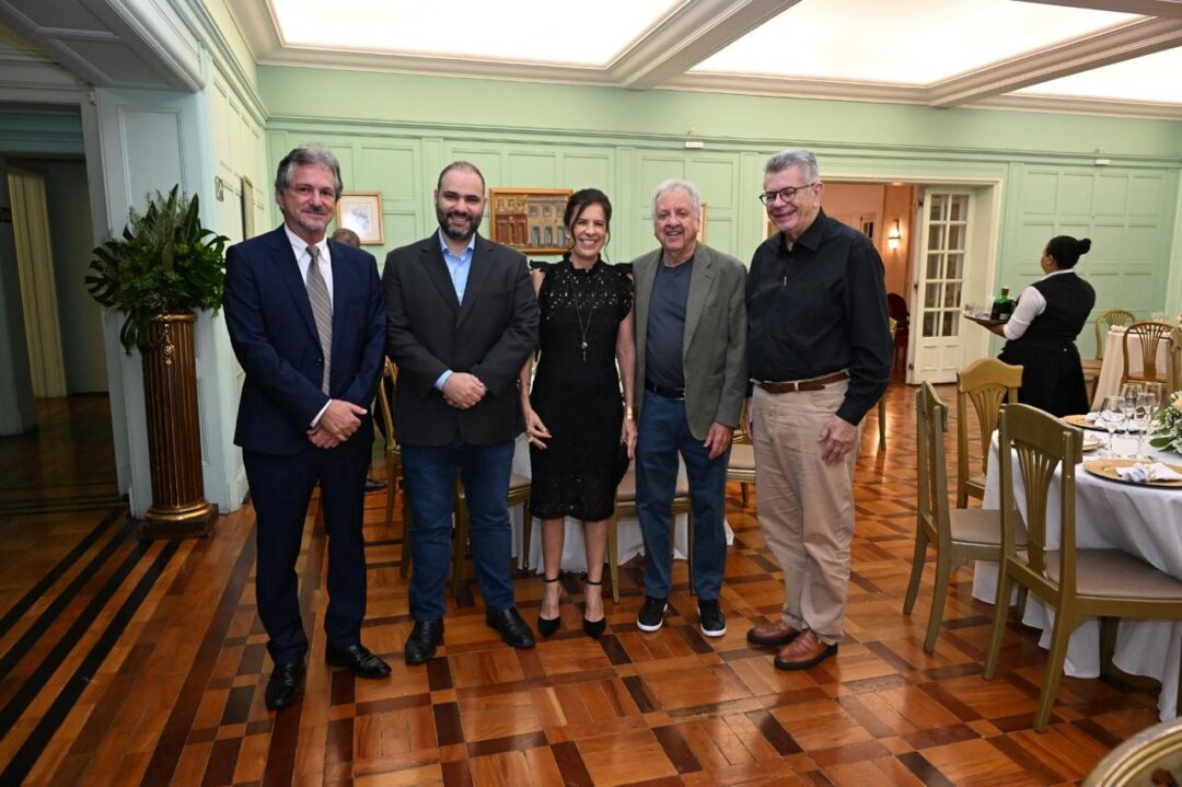 Executivos e jornalistas durante a confraternização de fim de ano do Sindiextra em Belo Horizonte