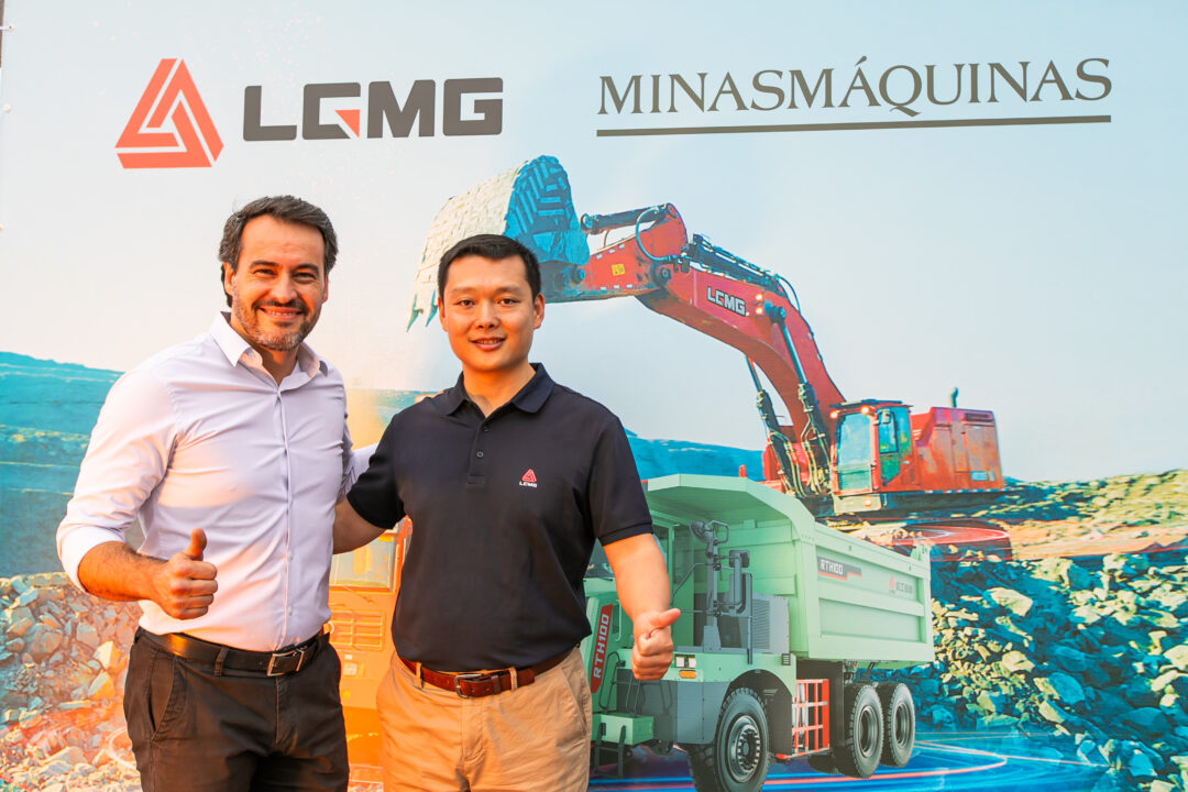 O CEO do Grupo Minasmáquinas, Bruno S.K. Volpini e o Executivo no Brasil da LGMG, Kai Hung, na unidade da Minasmáquinas no Vale do Sol