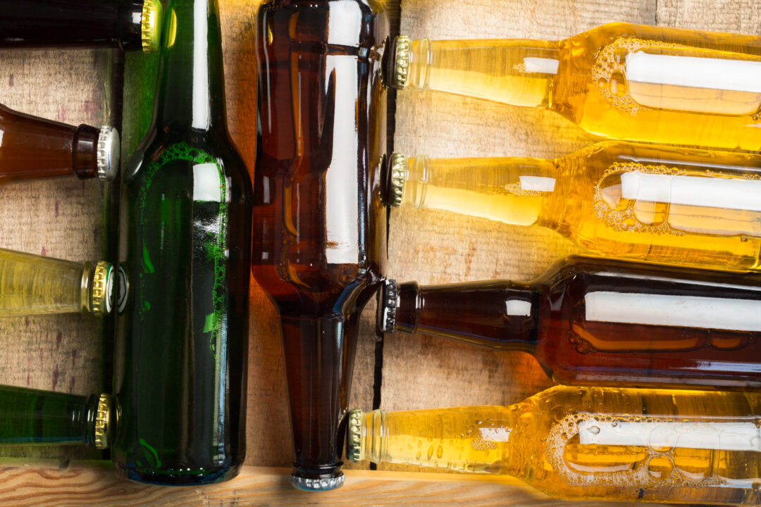 garrafas de cerveja em uma mesa de madeira
