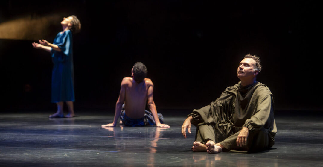 Cena do espetáculo “Como Água”, do Grupo de Dança Primeiro Ato, apresentado no Palácio das Artes durante a Campanha de Popularização do Teatro e da Dança em Belo Horizonte