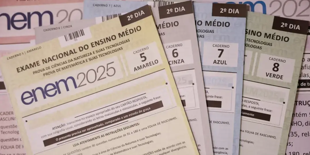 Cadernos de prova do Enem 2025 organizados por cores, utilizados no Exame Nacional do Ensino Médio