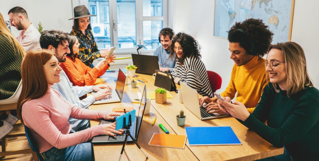 Jovens participam de atividade de orientação profissional durante o Projeto Energia Jovem, voltado à preparação para o mercado de trabalho
