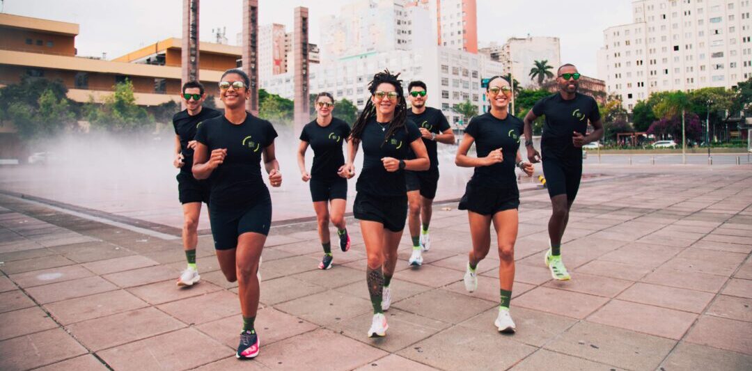 Grupo de corredores participam de treino do circuito da Maratona de BH em espaço urbano de Minas Gerais