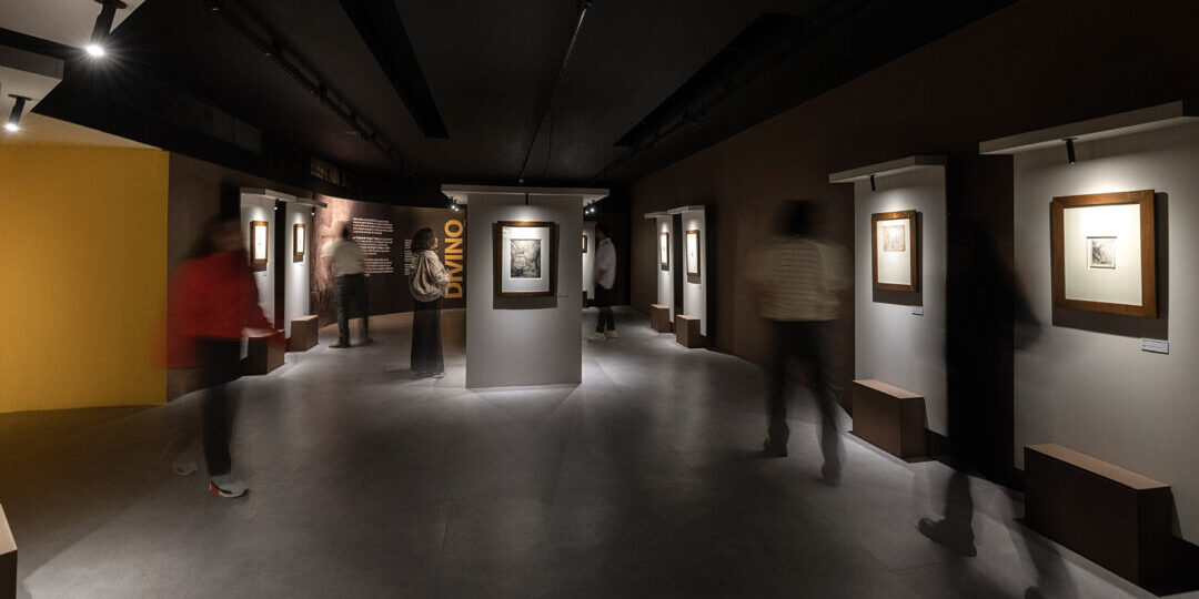 Visitantes percorrem a exposição Rembrandt – O mestre da luz e da sombra na Casa Fiat de Cultura, em Belo Horizonte