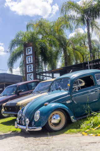 Carros antigos na Old Car Experience Rock Porks Castelo Carros clássicos expostos na Old Car Experience Rock Porks, no Porks Castelo, durante celebração do Dia Nacional do Fusca