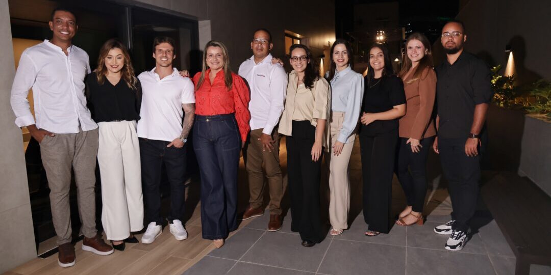 Equipe da Capanema Empreendimentos e convidados durante a entrega do novo Residencial Capanema, no bairro Prado, em Belo Horizonte