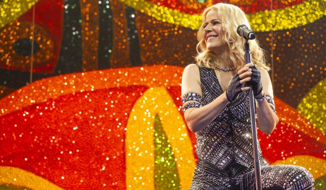 Paula Toller se apresenta no palco do Festival da Flor, em Belo Horizonte, durante edição especial de verão com música ao vivo