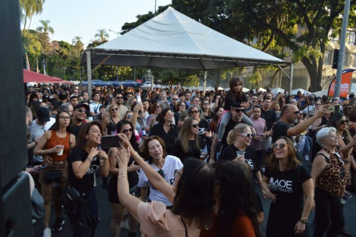Festival Vinho, Blues e Rock reúne público na Praça da Assembleia Público acompanha shows ao ar livre durante o festival Vinho, Blues e Rock, realizado na Praça da Assembleia, em Belo Horizonte