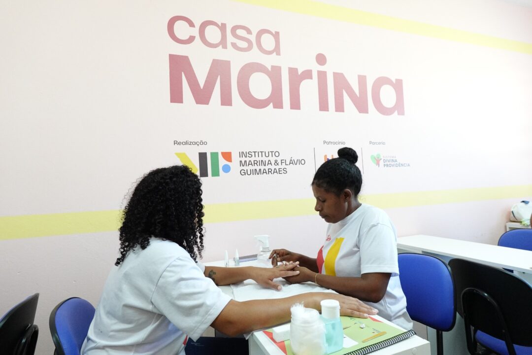 Mulheres participam de curso profissionalizante na Casa Marina, em Ribeirão das Neves, iniciativa do Instituto Marina e Flávio Guimarães