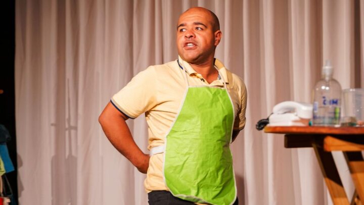 Luciano de Lima celebra 18 anos na Campanha de Popularização do Teatro Arte em BH: Ator mineiro Luciano de Lima em cena durante espetáculo infantil da Campanha de Popularização do Teatro e da Dança, em Belo Horizonte