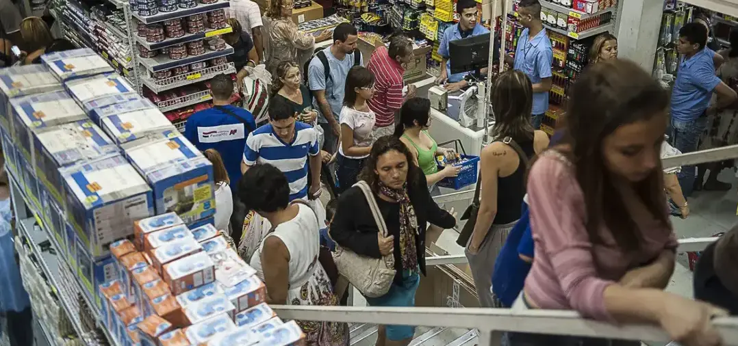 Movimento intenso no varejo mineiro em Belo Horizonte durante período de alta nas vendas, impulsionado pela Black Friday