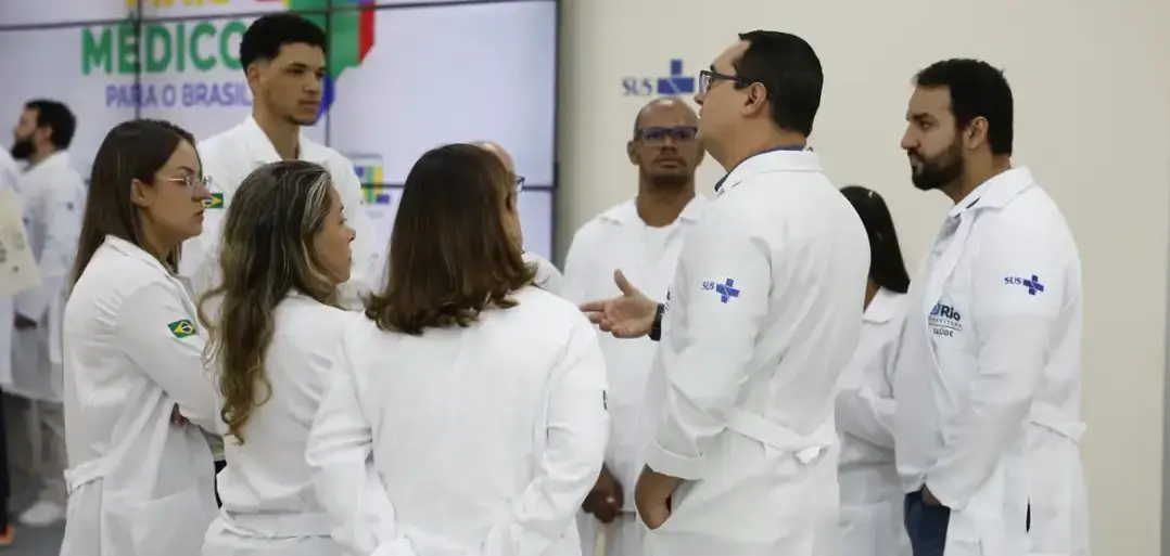 Médicos e estudantes durante evento do programa Mais Médicos, tema relacionado à avaliação dos cursos de medicina de Minas Gerais no Enamed 2025