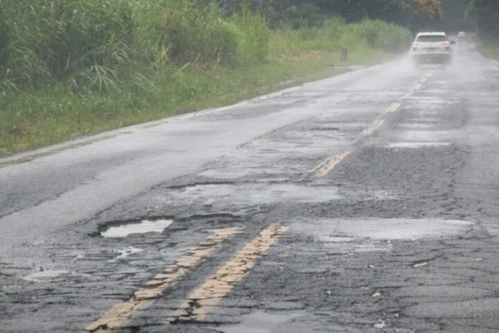 BR&267 tem 20 kms esburacados BR-267 tem 20 kms esburacados