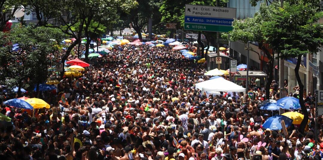 Multidão durante o Pós Carnaval em Belo Horizonte com blocos de rua e foliões ocupando avenida no Centro da capital