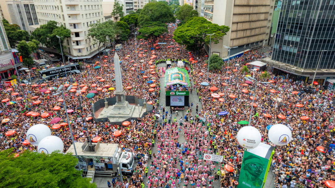 Multidão acompanha o bloco Quando Come Se Lambuza na Avenida Afonso Pena durante o Carnaval de Belo Horizonte