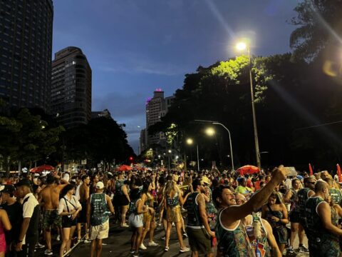 Avenida Afonso Pena cheia de pessoas curtindo a passagem do trio Bloco de Belô