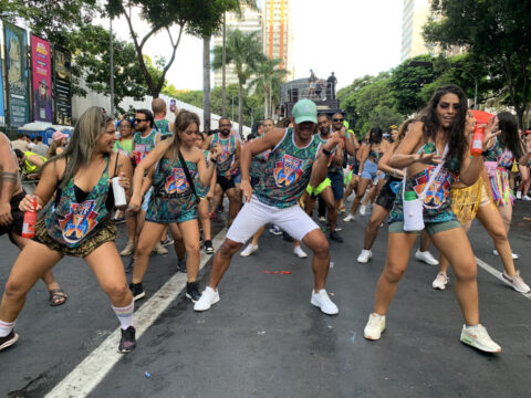 Ala de dança do Bloco de Belô anima o Carnaval de BH com axé, coreografias e foliões ocupando a Avenida Afonso Pena