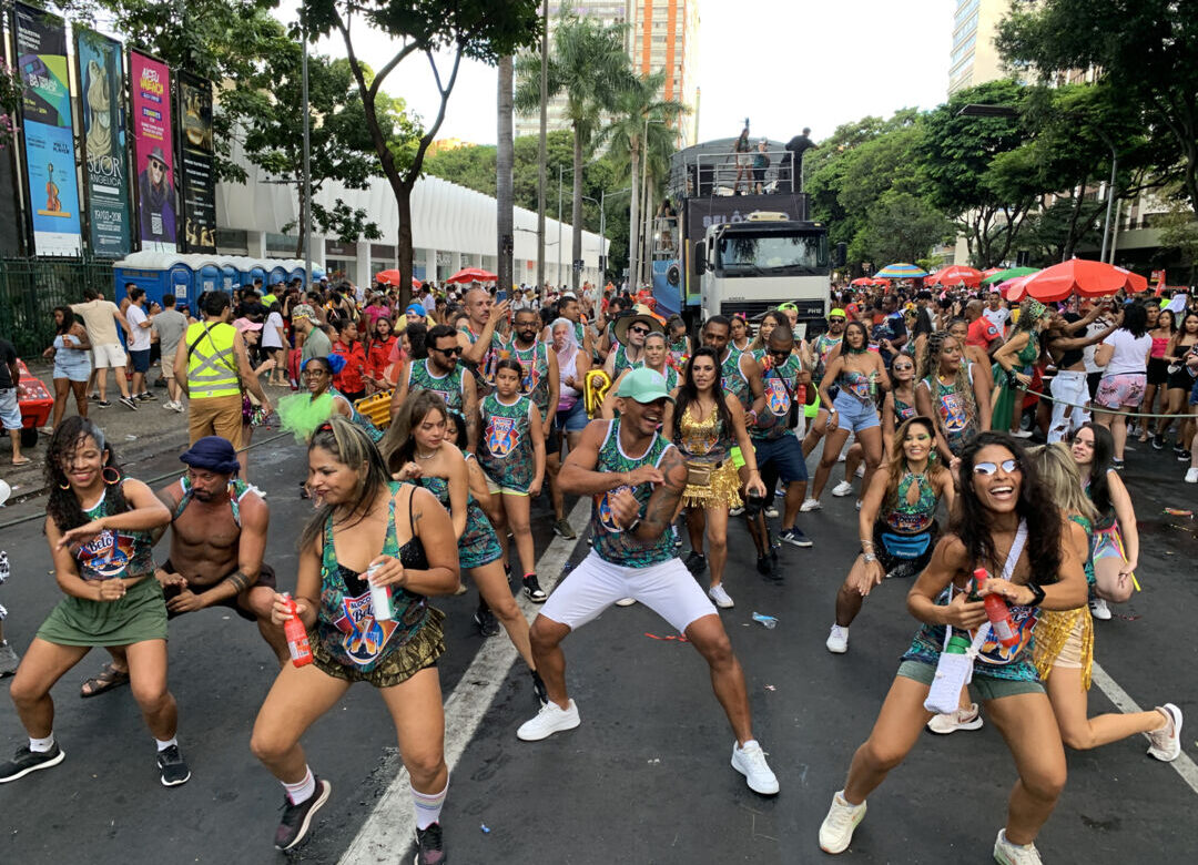 Ala de dança do Bloco de Belô anima o Carnaval de BH com axé, coreografias e foliões ocupando a Avenida Afonso Pena