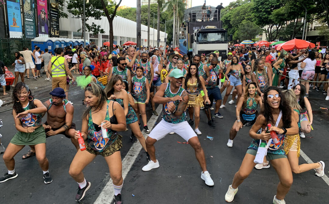 Axé e dança tomam a Avenida Afonso Pena no desfile do Bloco de Belô Ala de dança do Bloco de Belô anima o Carnaval de BH com axé, coreografias e foliões ocupando a Avenida Afonso Pena