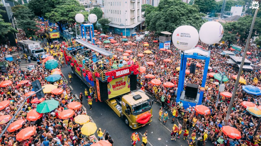 Multidão acompanha trio elétrico do Beiço do Wando na Avenida Brasil durante o Carnaval de Belo Horizonte