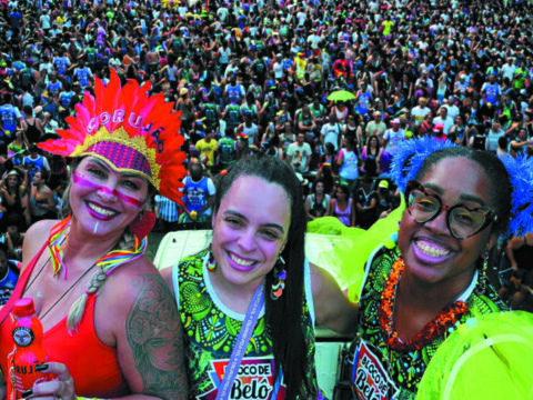 Foliões sob o Bloco de Belô no Carnaval de BH, na Avenida Afonso Pena