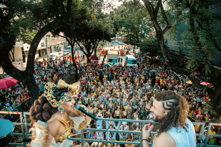 Bloco Circuladô leva o tema “Fé na Festa” à Avenida Afonso Pena Bloco Circuladô desfila pela Avenida Afonso Pena durante o Carnaval de BH, reunindo multidão em cortejo com música, espiritualidade e celebração coletiva