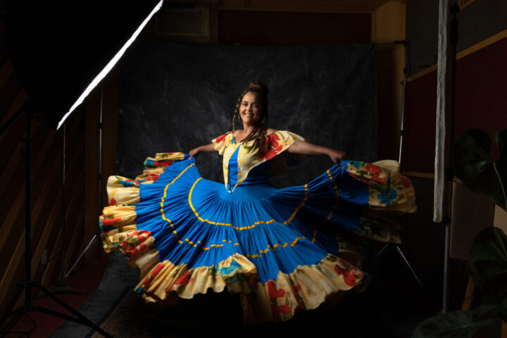 Samba é destaque no Palco Aberto do Carnaval da Liberdade 2026 Artista apresenta com vestido rodado azul em ensaio artístico para o Palco Aberto – Nova Geração do Samba